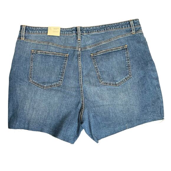 Universal Thread Medium Wash Distressed Cut Off Boyfriend Denim Shorts NWT 22W - Picture 2 of 13